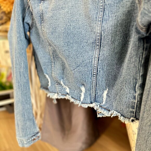 CUTE TRENDY, STYLISH, Girls/Young Adult Medium Blue Jean Jacket! - Picture 3 of 7